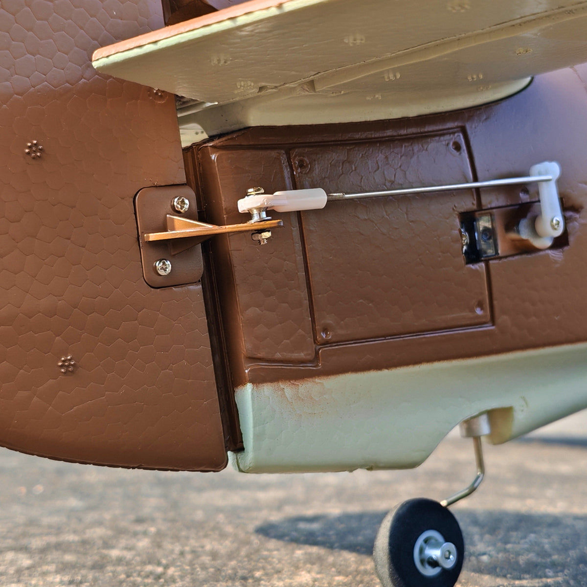 Dynam Hawker Hurricane V3 4S RC Warbird 1,25 m vingefang med flaps