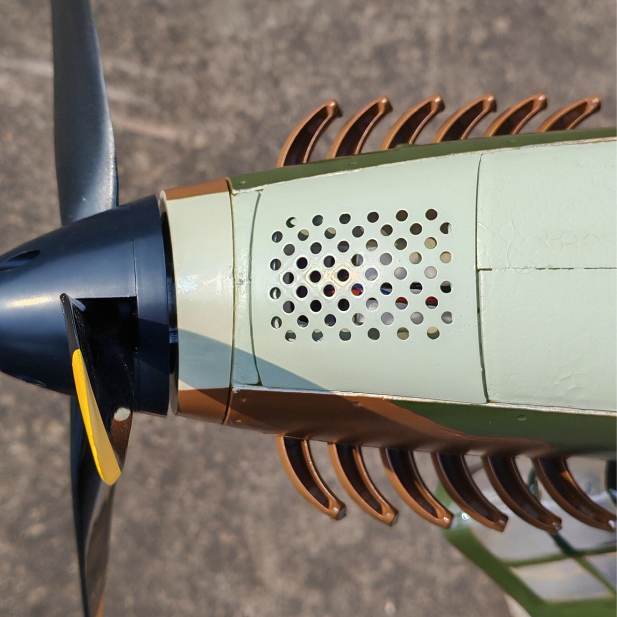 Dynam Hawker Hurricane V3 4S RC Warbird 1,25 m vingefang med flaps