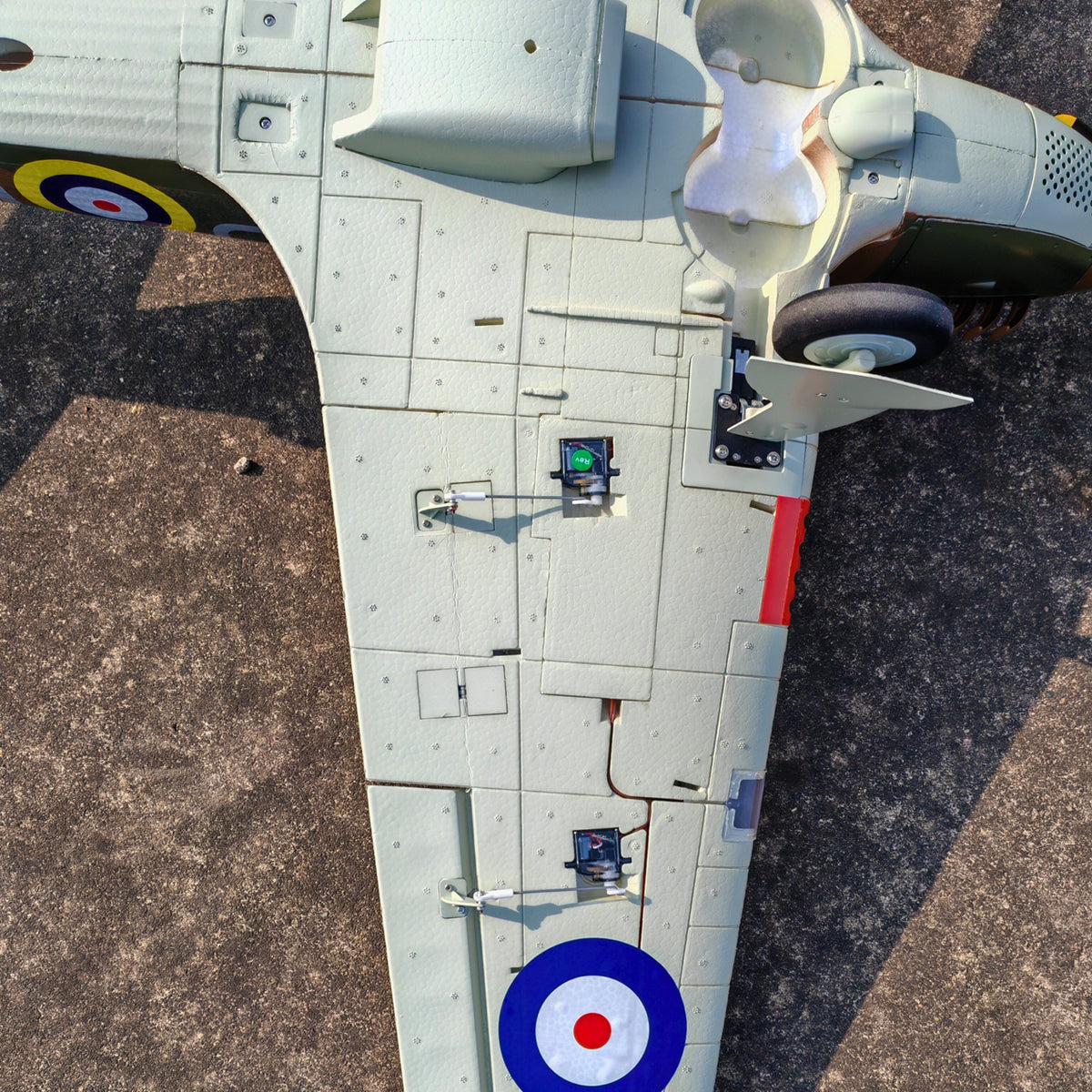 Dynam Hawker Hurricane V3 4S RC Warbird 1,25 m vingefang med flaps