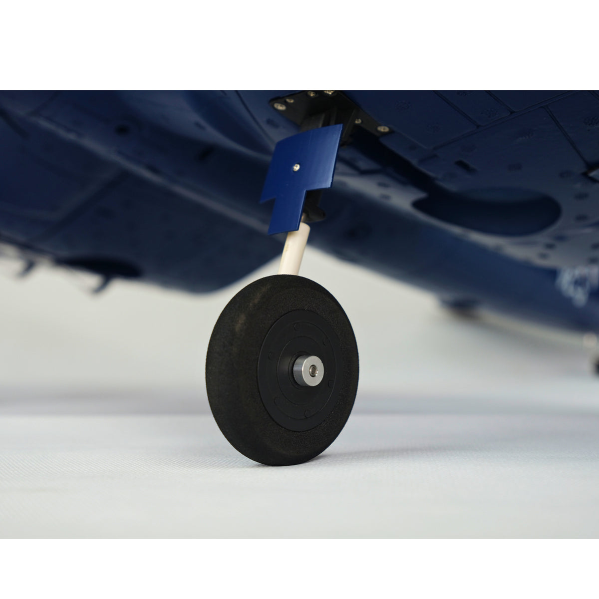 Dynam F4U Corsair V2 4S RC Warbird 1,3 m vingefang med flaps