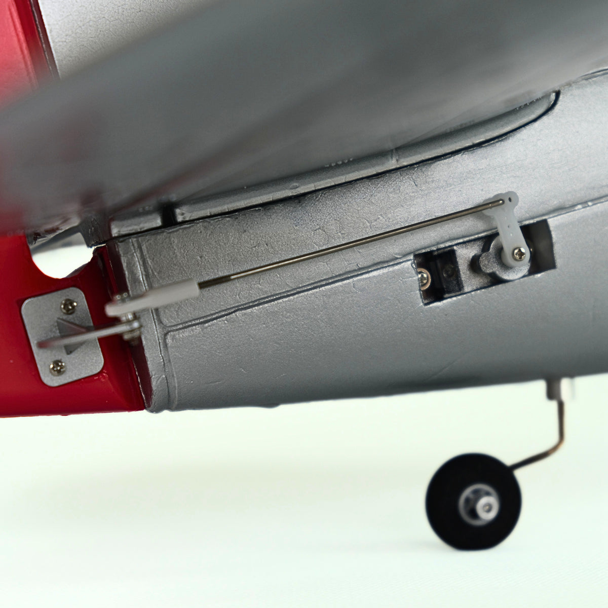 Dynam P-47D Thunderbolt V2 Hunter XVI 4S RC Krigsfugl 1220mm med Flapper