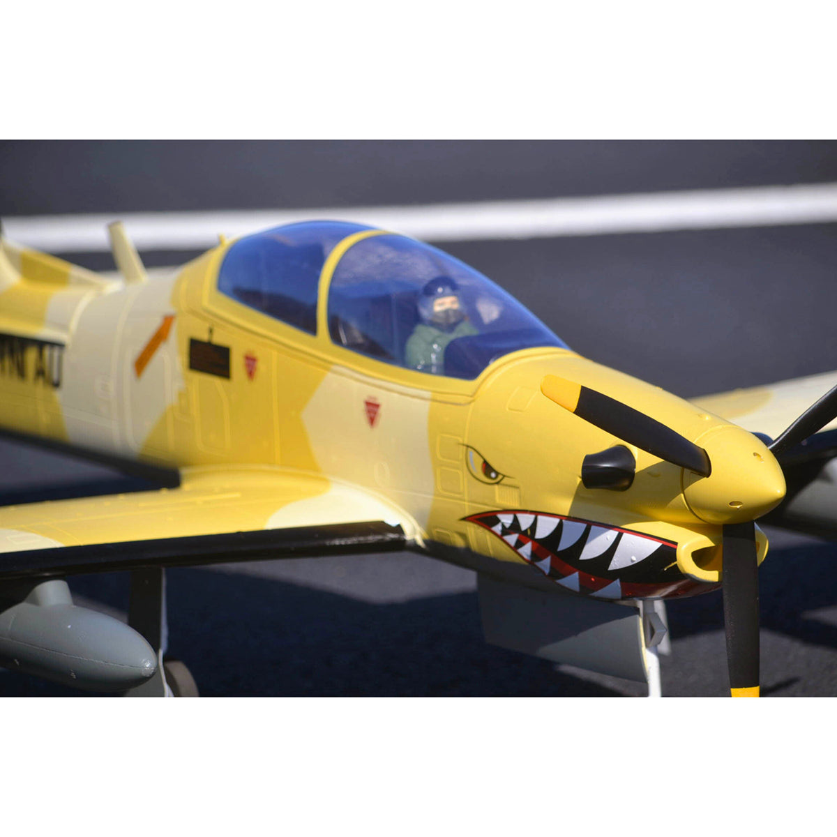RC lietadlo Dynam EMB-312 Tucano 4S, rozpätie krídel 1,3 m s klapkami