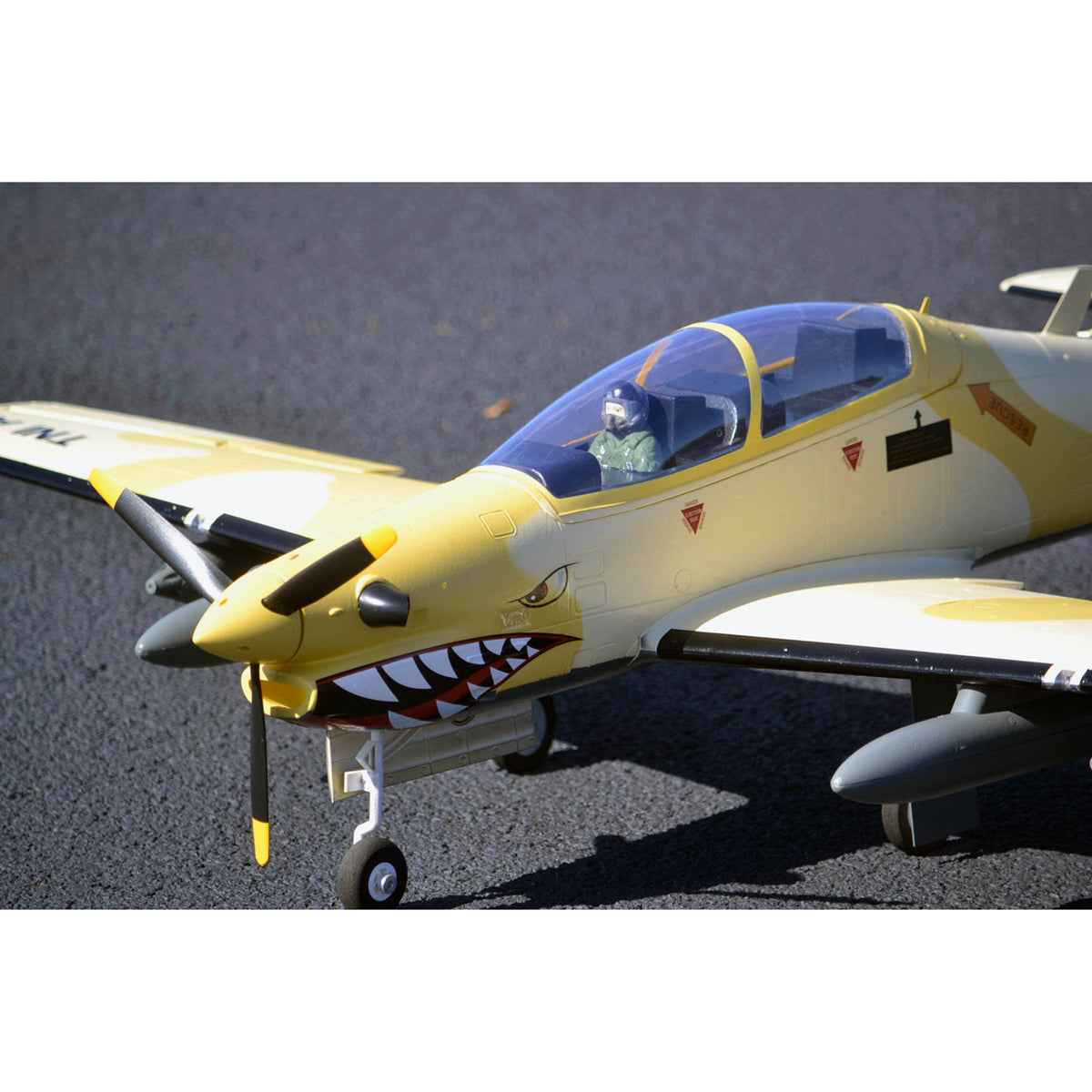 RC lietadlo Dynam EMB-312 Tucano 4S, rozpätie krídel 1,3 m s klapkami