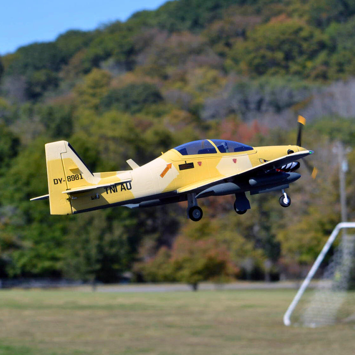 RC lietadlo Dynam EMB-312 Tucano 4S, rozpätie krídel 1,3 m s klapkami