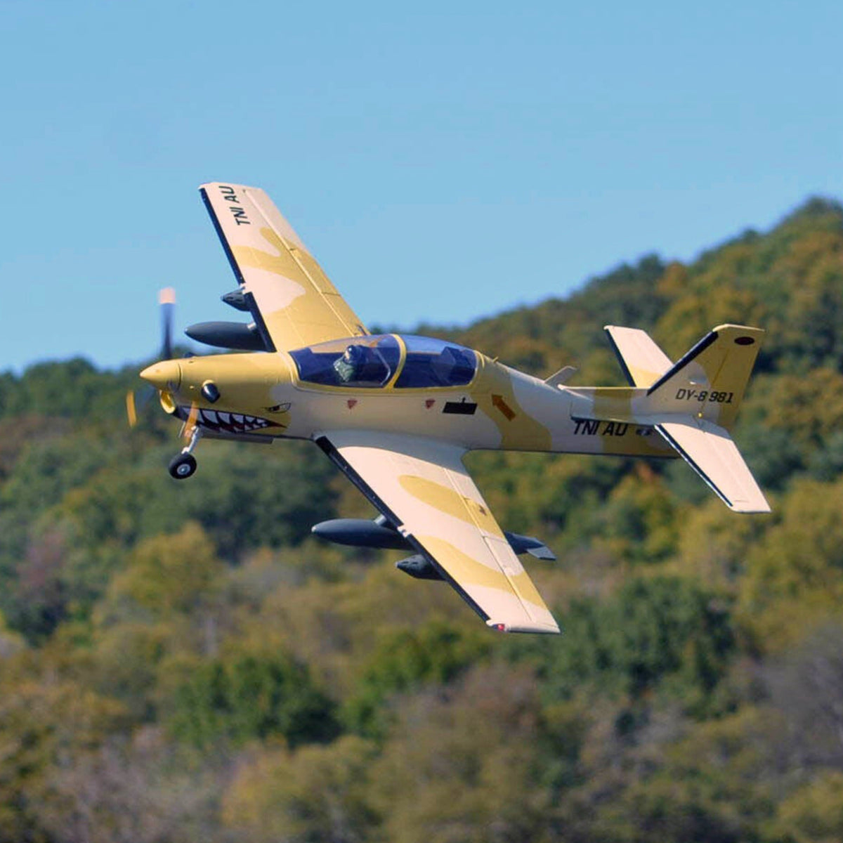 RC lietadlo Dynam EMB-312 Tucano 4S, rozpätie krídel 1,3 m s klapkami