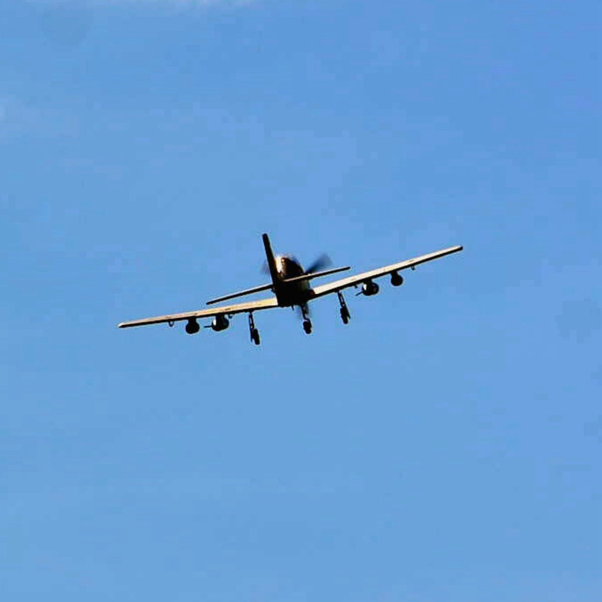 RC lietadlo Dynam EMB-312 Tucano 4S, rozpätie krídel 1,3 m s klapkami