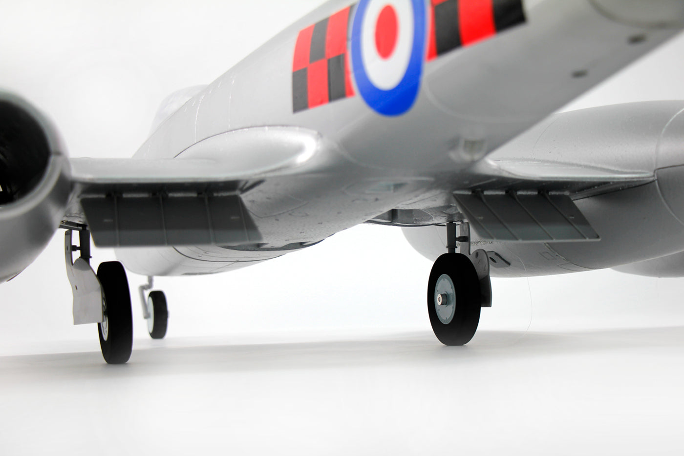 Dynam Gloster Meteor F8 V2 Sølv 6S 12-bladet Twin Inrunner 70mm EDF RC Jet med Flaps