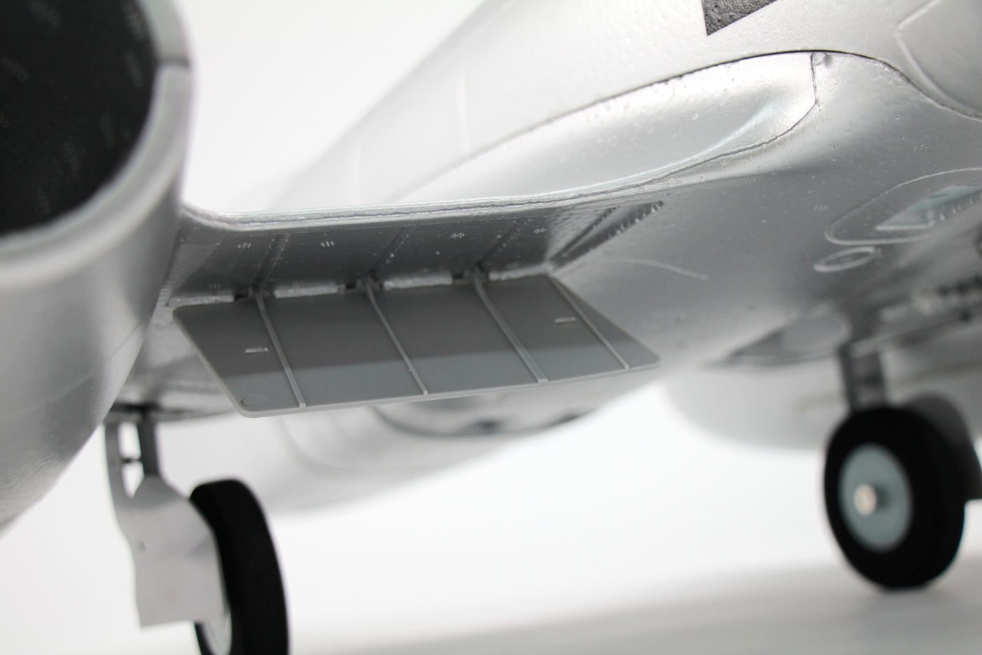 Dynam Gloster Meteor F8 V2 Sølv 6S 12-bladet Twin Inrunner 70mm EDF RC Jet med Flaps