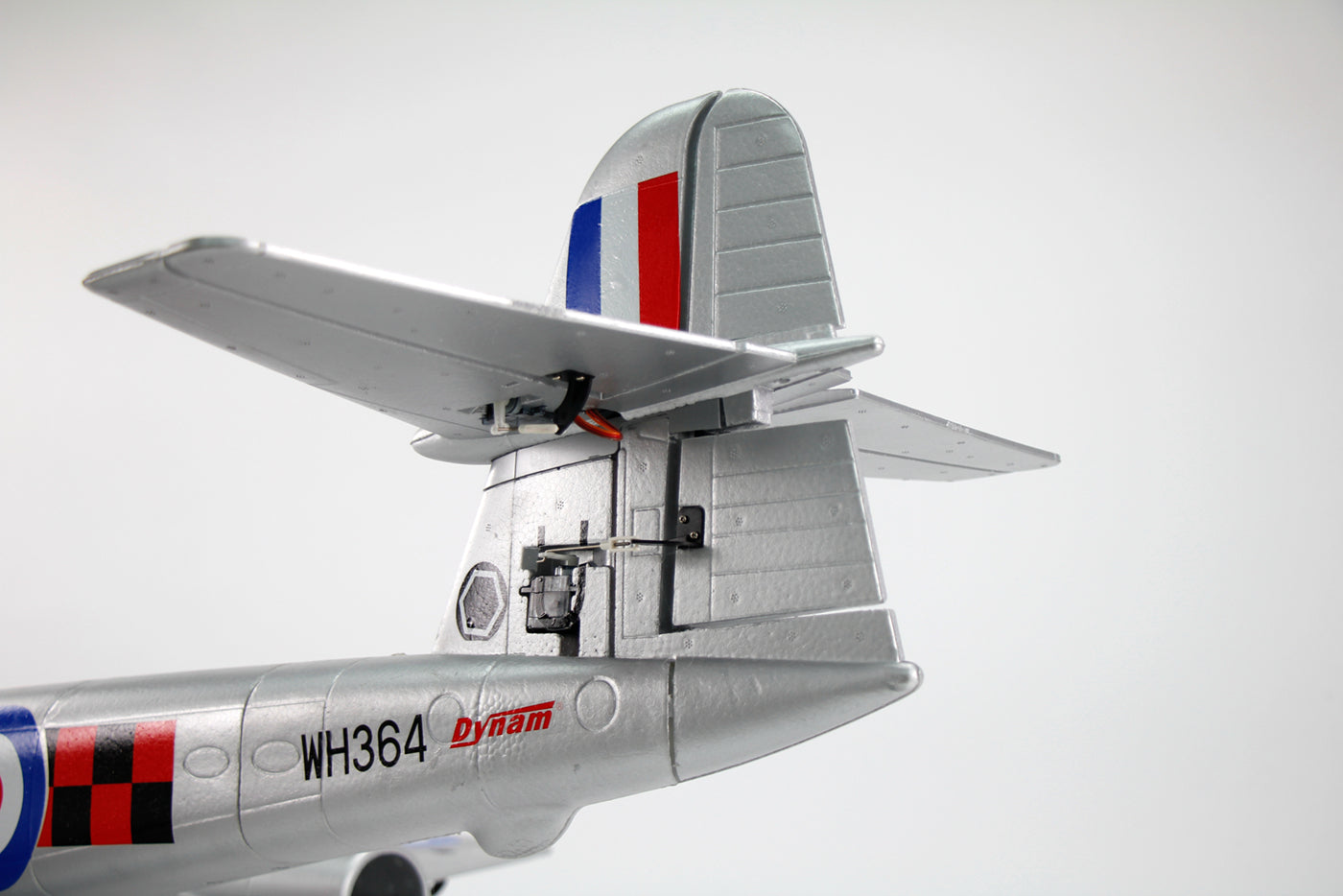 Dynam Gloster Meteor F8 V2 Sølv 6S 12-bladet Twin Inrunner 70mm EDF RC Jet med Flaps