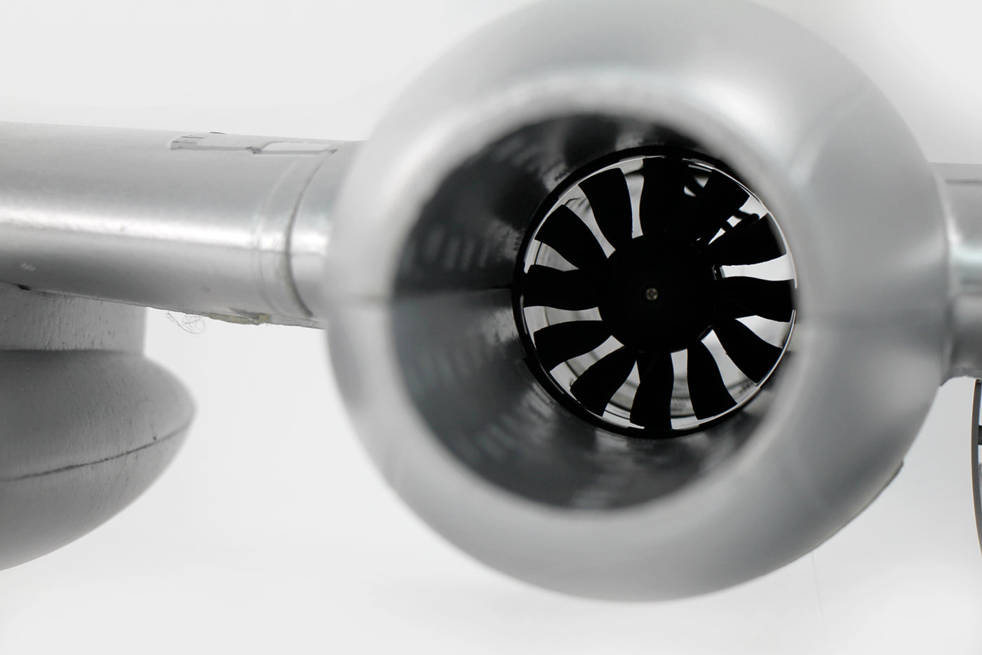 Dynam Gloster Meteor F8 V2 Sølv 6S 12-bladet Twin Inrunner 70mm EDF RC Jet med Flaps