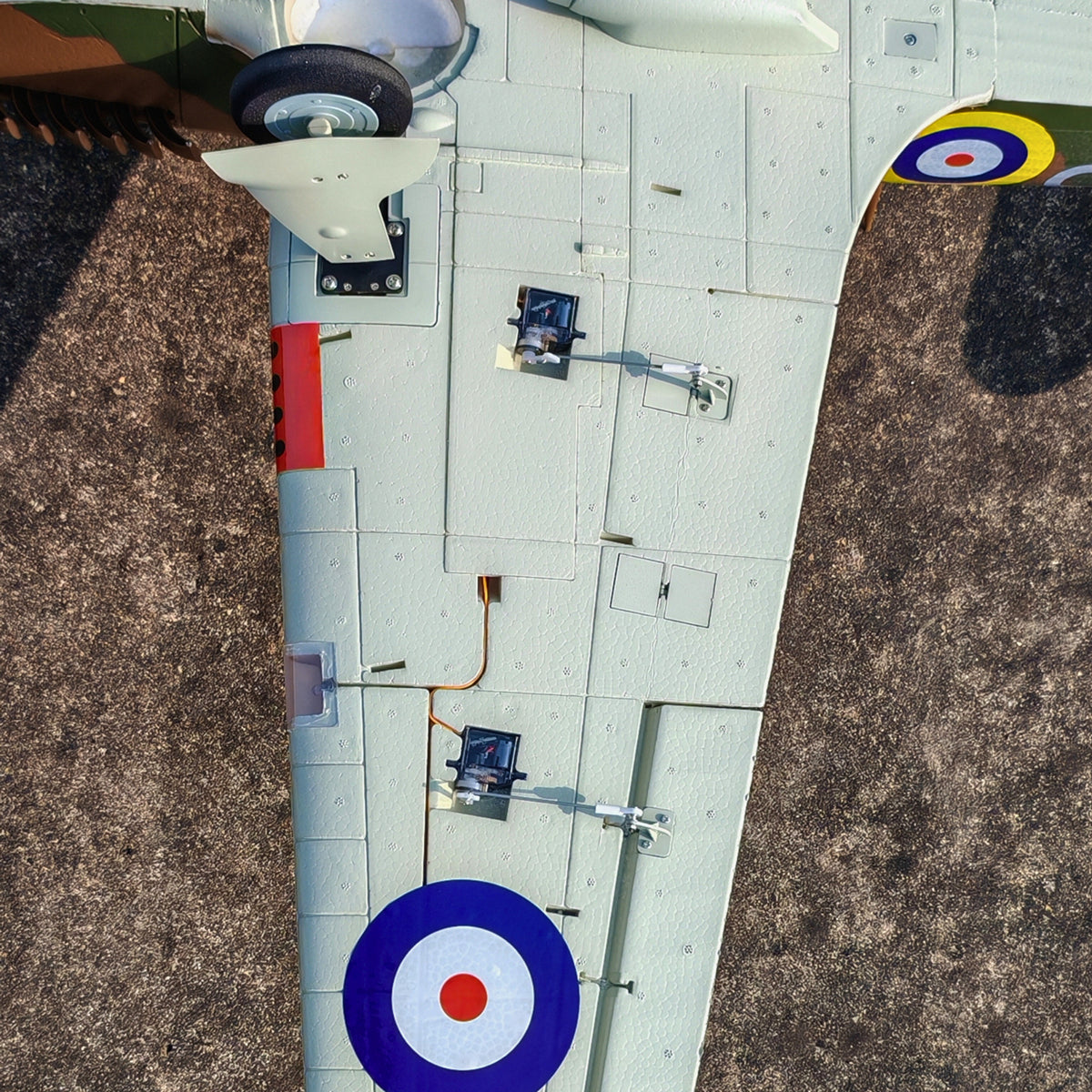 Dynam Hawker Hurricane V3 4S RC Warbird 1,25 m vingefang med flaps